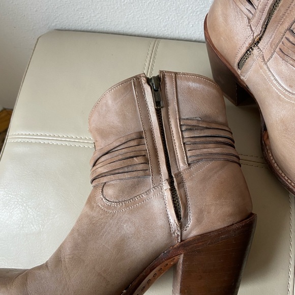 Lucchese Robyn hand-tooled feather booties in tan SMOOTH leather Size 7 - Picture 4 of 6